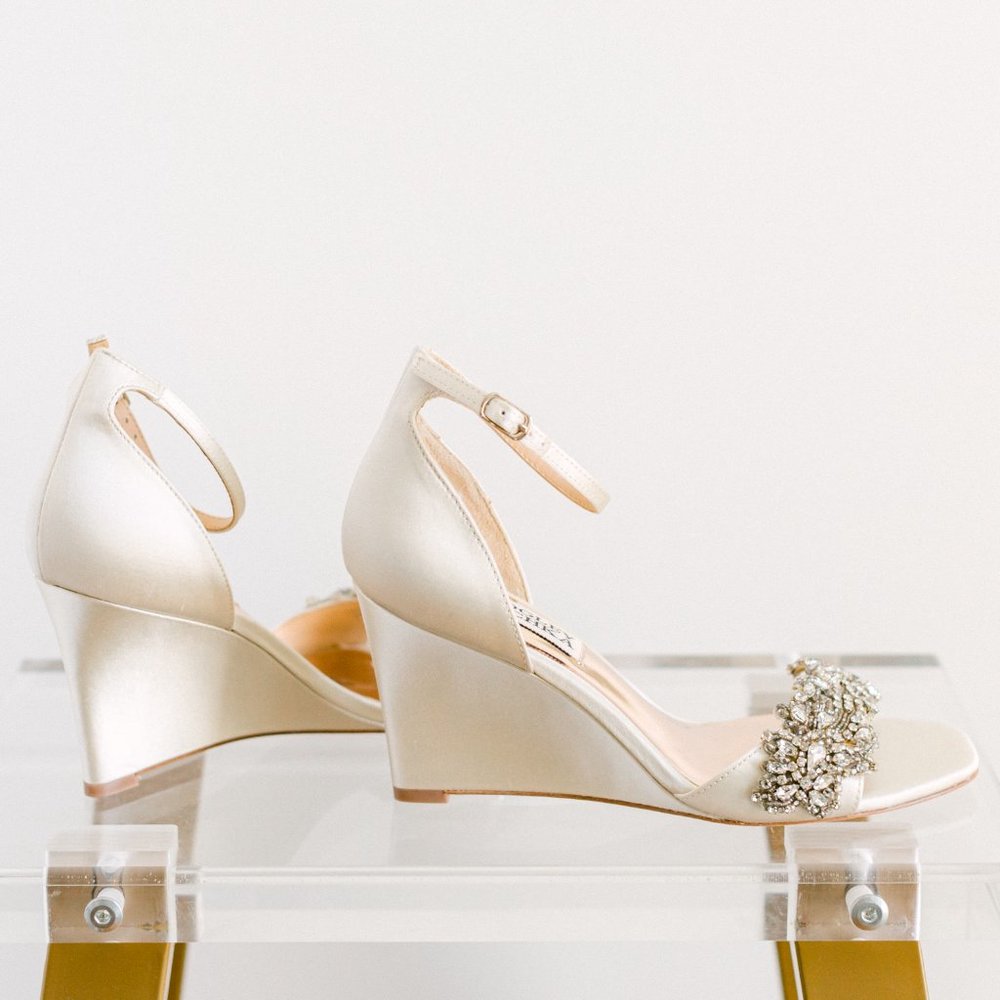 Badgley Mischka Ivory Ankle Strap Heels Women's 5.5 Wedge Aliyah